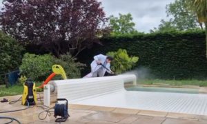 Service d'aide à domicile : nettoyage minutieux au karcher du rideau de piscine par Libé-Lune