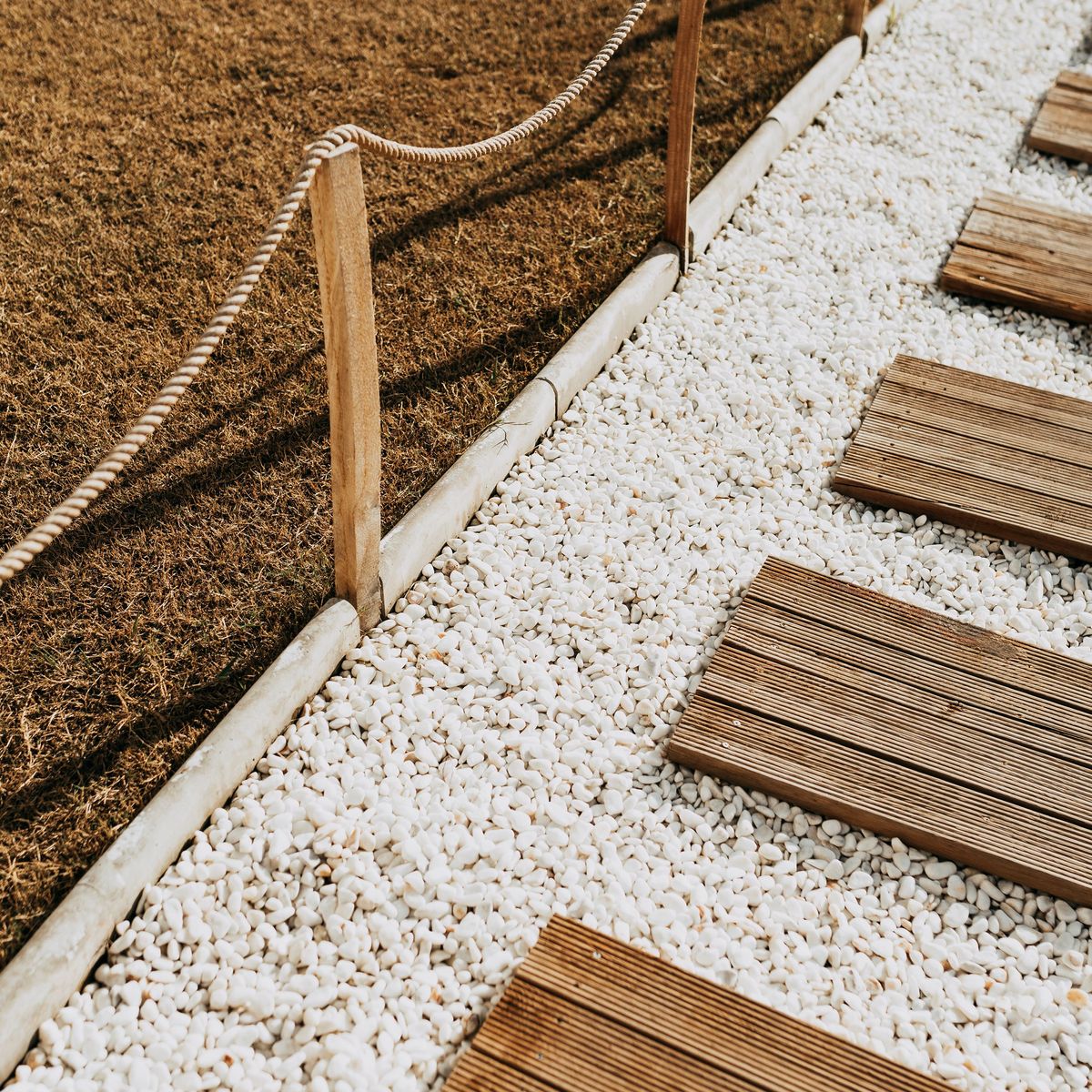 Cheminement en gravier blanc avec bordures en bois
