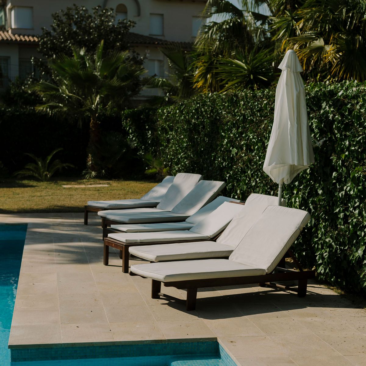 Abords de piscine d'un hôtel entretenus